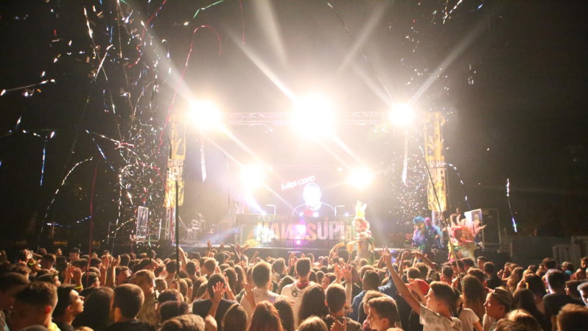 Imagen de archivo de un concierto en Torregrossa que ahora no podría celebrarse sin distancia social. 