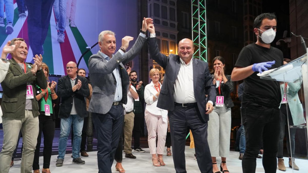 El lehendakari i candidat a la reelecció, Iñigo Urkullu (e), al costat del president del PNB, Andoni Ortuzar, (d) celebren els resultats. A la dreta, el popular Núñez Feijóo.