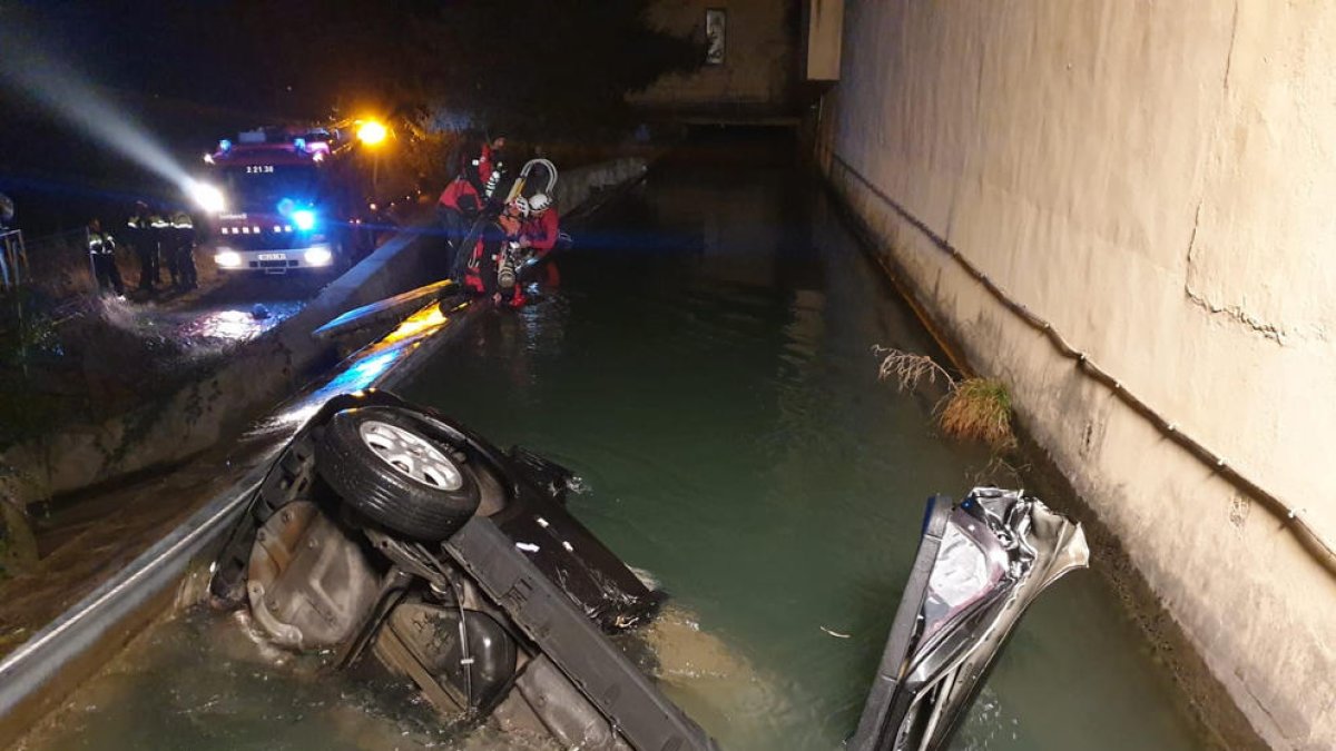 La mujer cayó a un canal después de salirse de la vía.