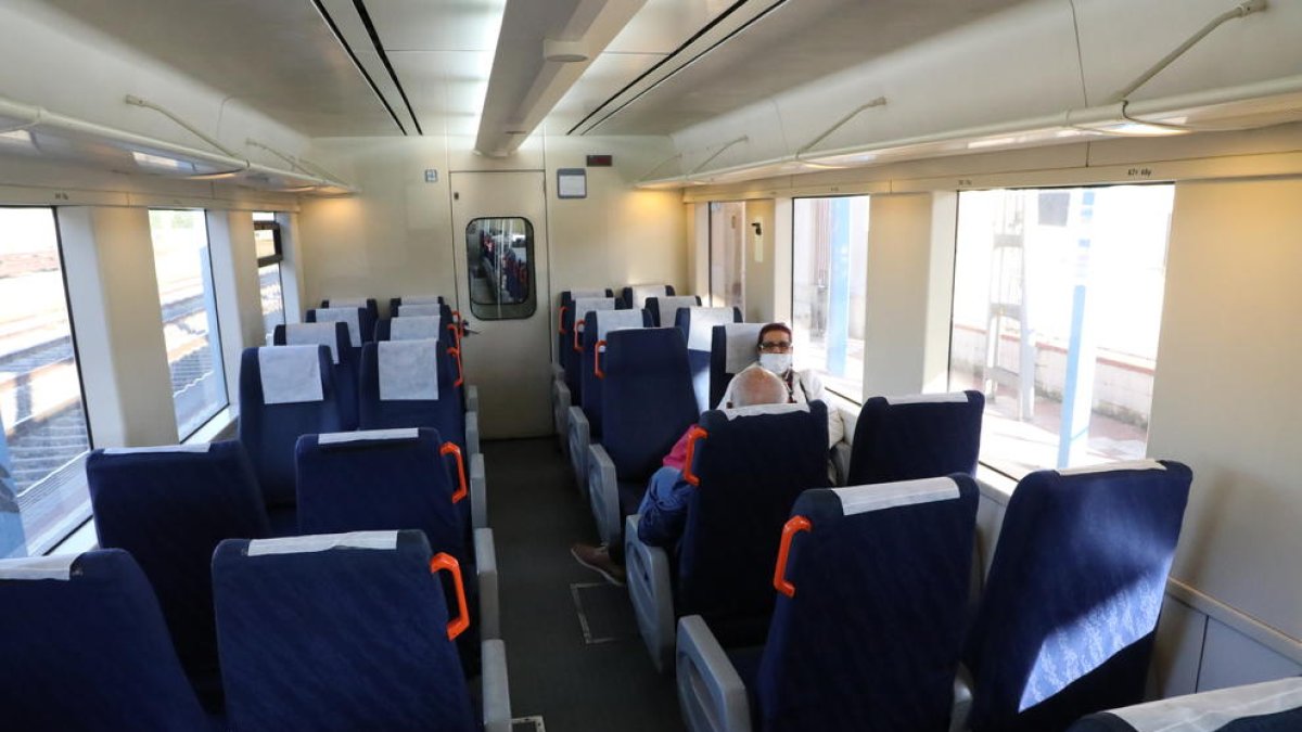 Pasajeros en el tren de la línea de la costa, ayer en la estación de Les Borges Blanques.