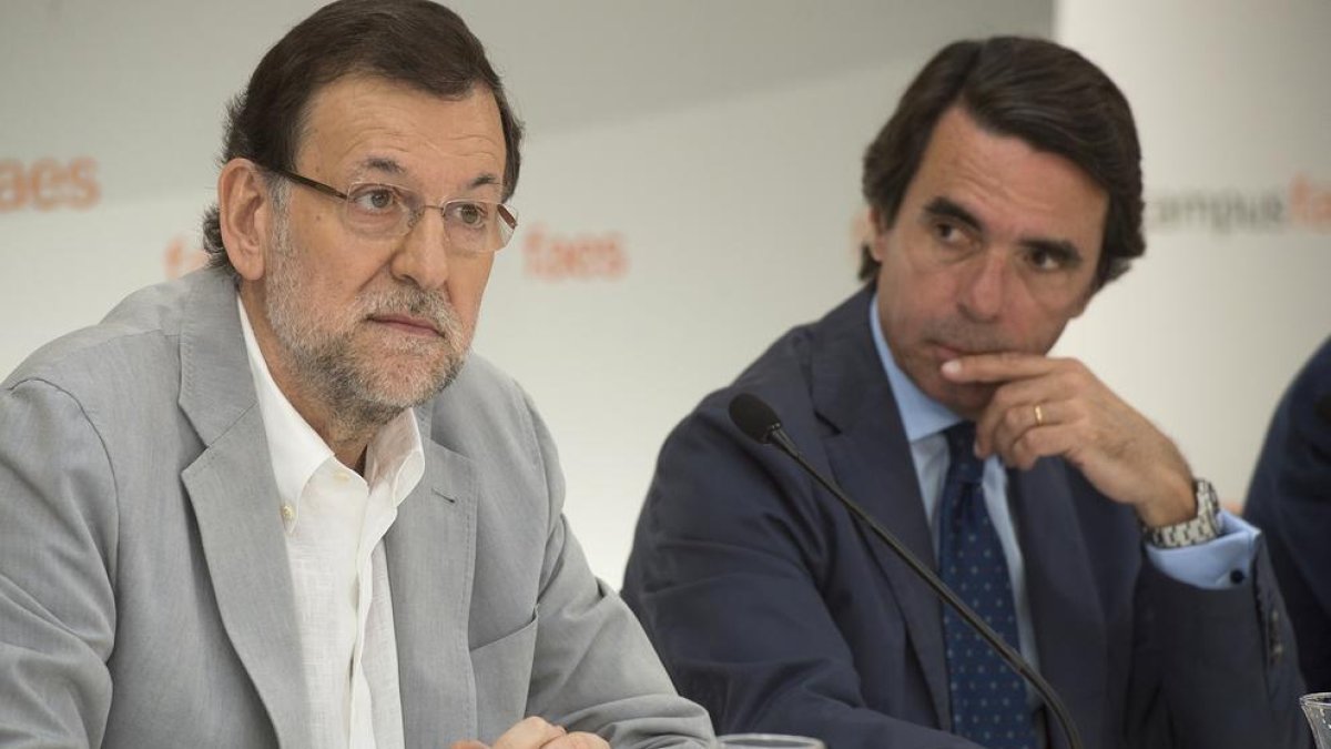 Imagen de archivo de los expresidentes del PP, Mariano Rajoy y José María Aznar.