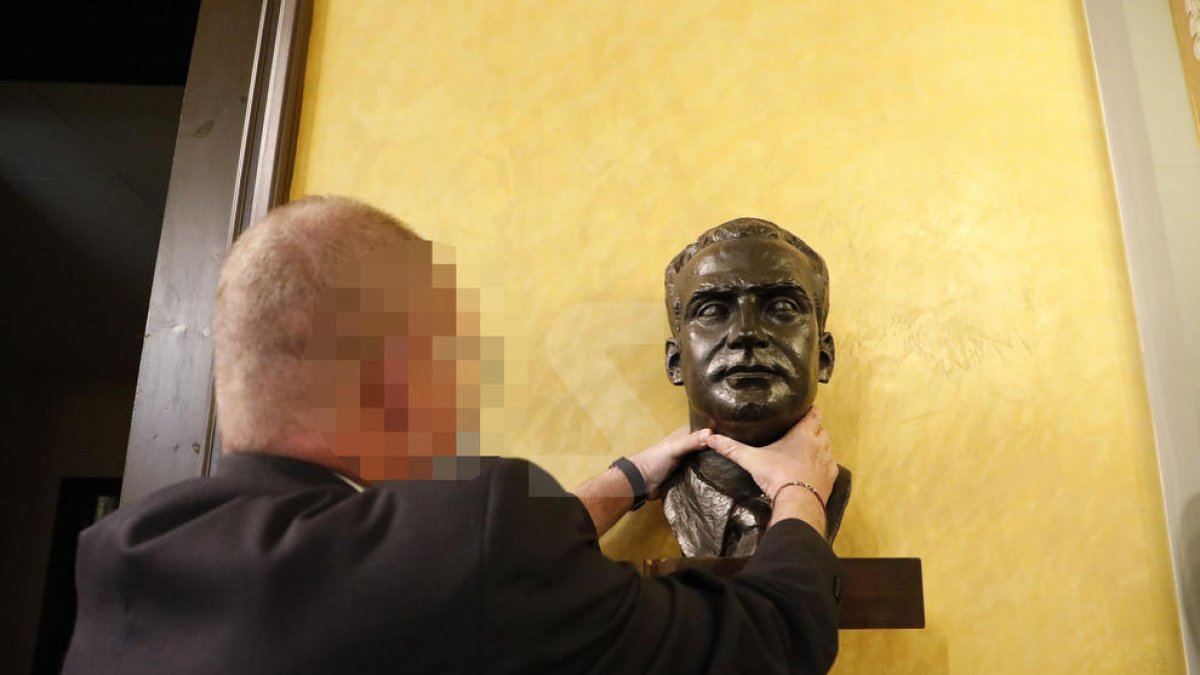 Imatge de la retirada del bust de Joan Carles I del Saló de Sessions de la Paeria de Lleida.