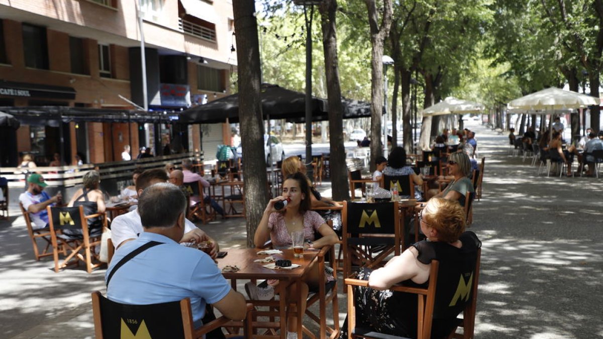 Varias personas en la terraza de un bar ayer en Doctora Castells.