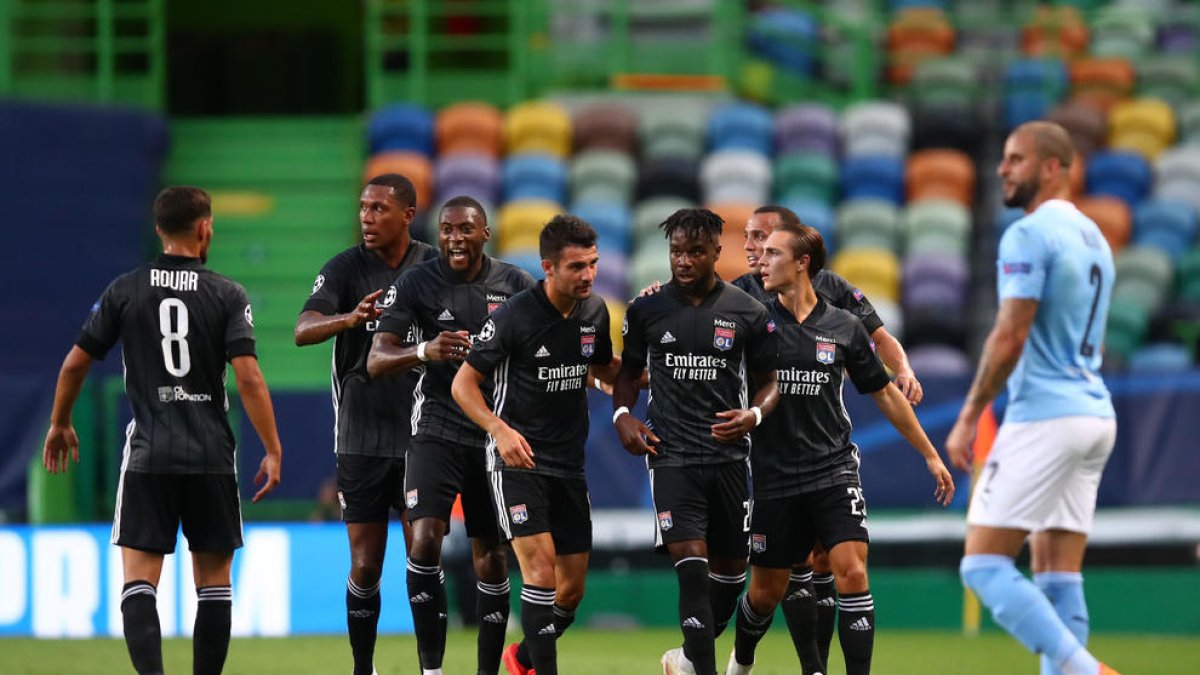 Los jugadores del Lyon celebran el primer tanto del partido, obra de Maxwel Cornet.