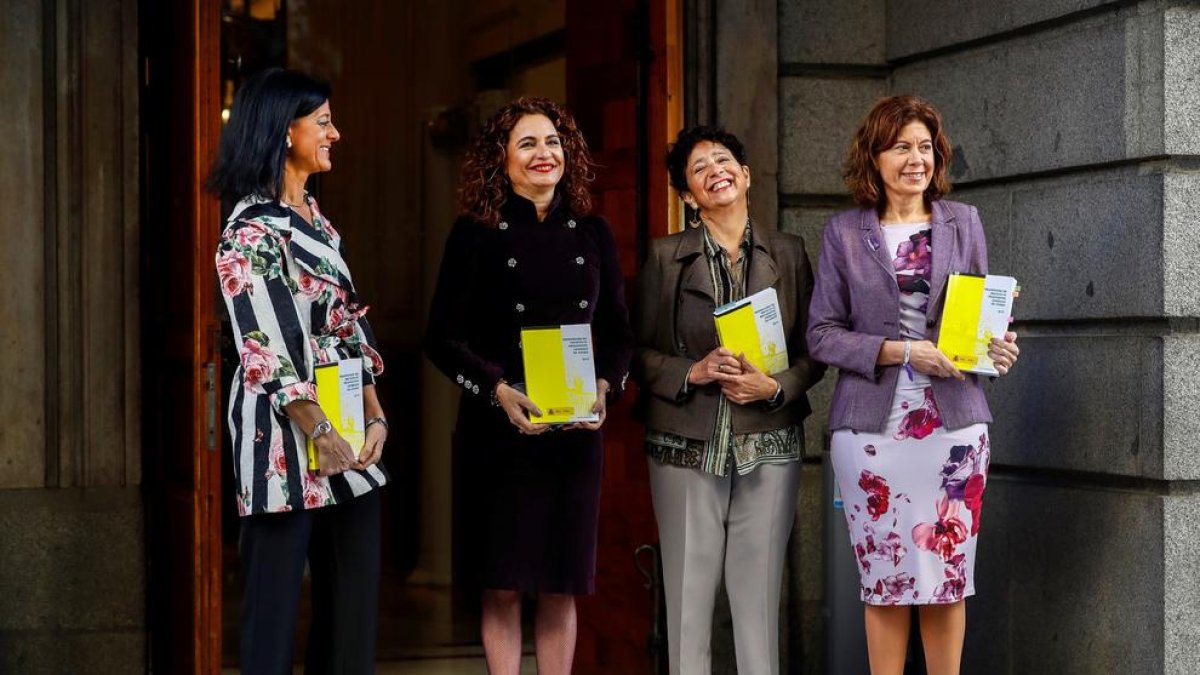 Montero ha arribat al Congrés puntualment a les 10:00 hores juntament amb la sotssecretària d'Estat d'Hisenda, Pilar Paneque, i les secretàries d'Estat de Pressupostos, María José Gualda; i d'Hisenda, Inés Bardón.