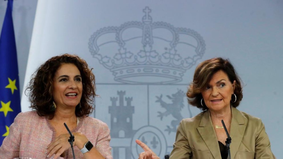 La ministra d’Hisenda, María Jesús Montero, i la vicepresidenta del Govern central, Carmen Calvo, ahir.