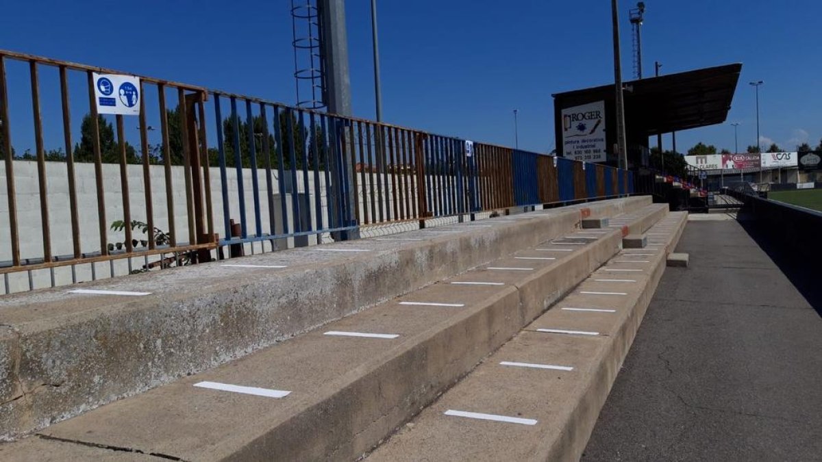 Les grades del Municipal de Tàrrega es van pintar guardant les distàncies entre els espectadors.