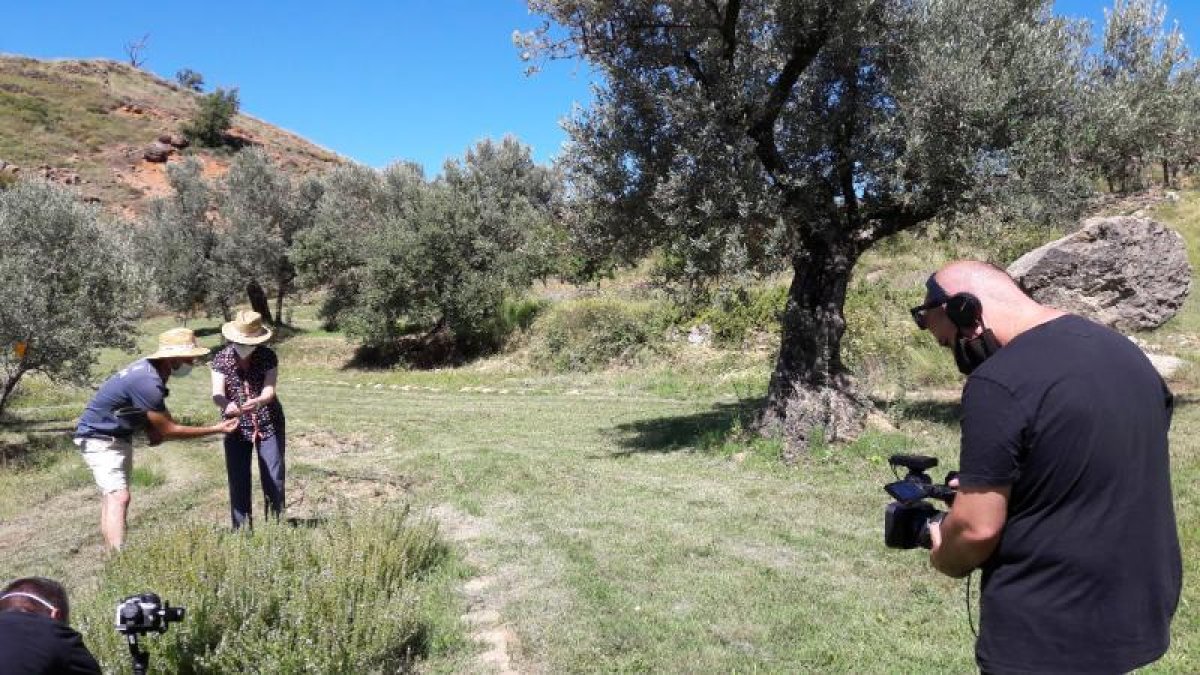 El equipo de Lleida TV en el Parc de les Olors de Claverol. 