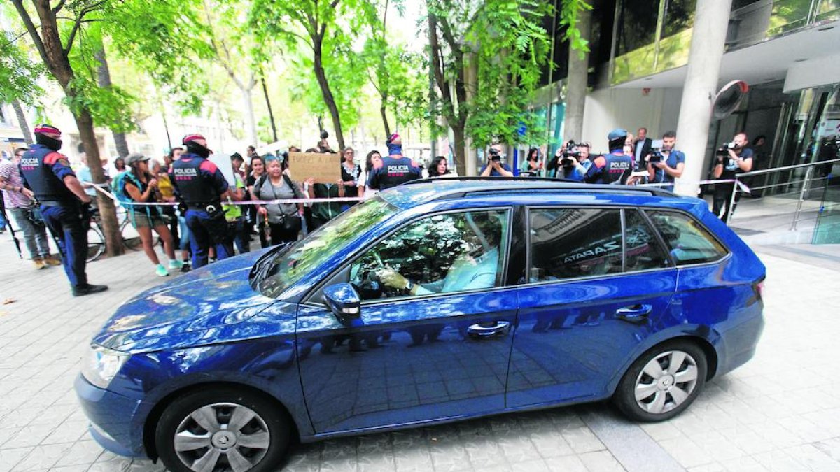 El vehículo en el que ayer salió la niña, junto a mossos y psicólogas, del consulado de Uruguay en Barcelona para trasladarla a Vielha. 