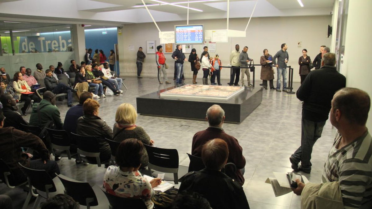 Sala de espera de la oficina del paro de Lleida, en la calle Acadèmia de la capital del Segrià.