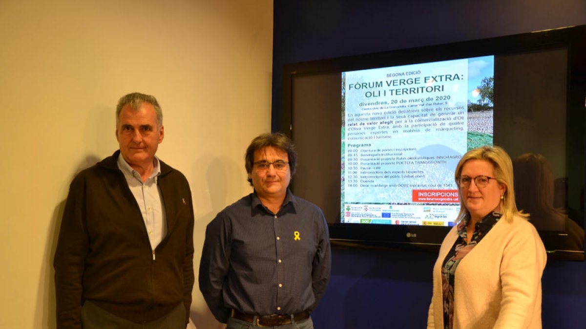 El alcalde de Torrebesses, Mario Urrea, la alcaldesa de la Granadella, Elena Llauradó,i el diputado provincial Carles Gibert, presentando el 2º Foro Virgen Extra.