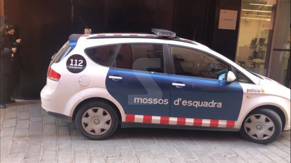 El vehicle policial que ha portat l'acusat fins el jutjat de Balaguer.