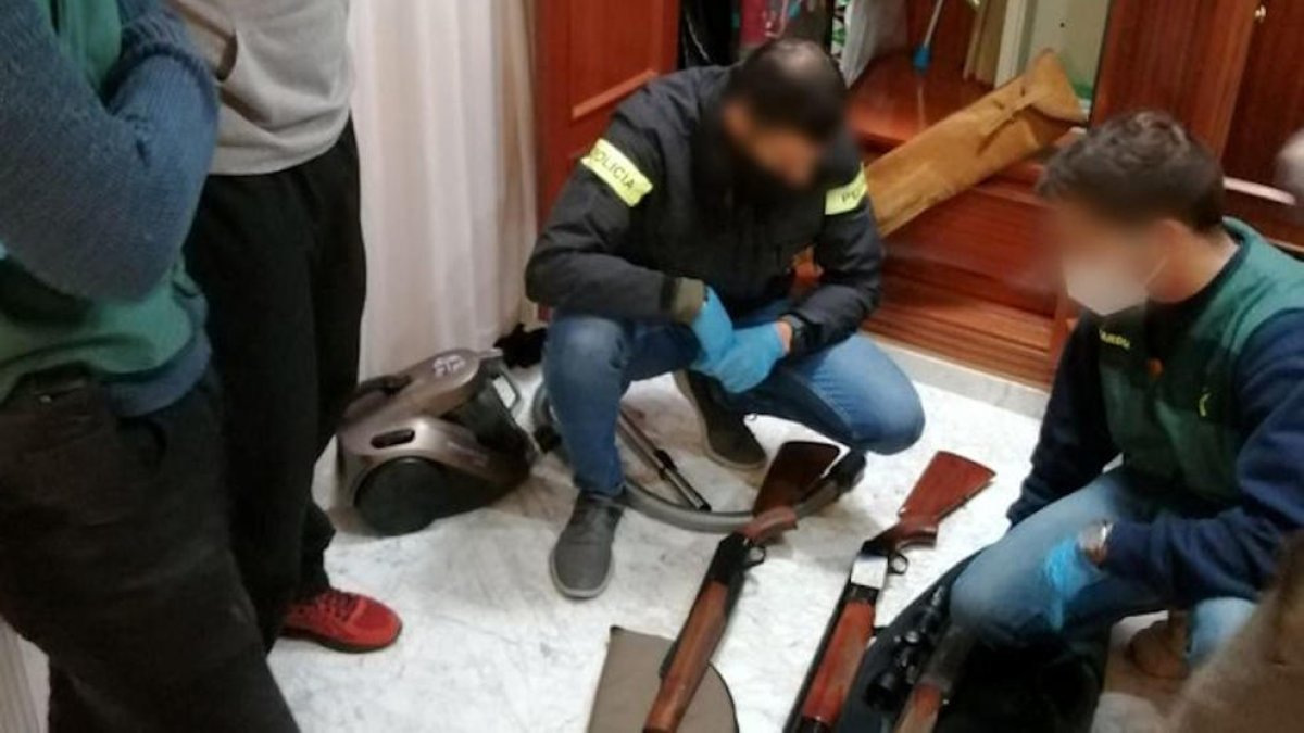 Vista del material confiscat pels agents als detinguts a Pamplona i Ronda.