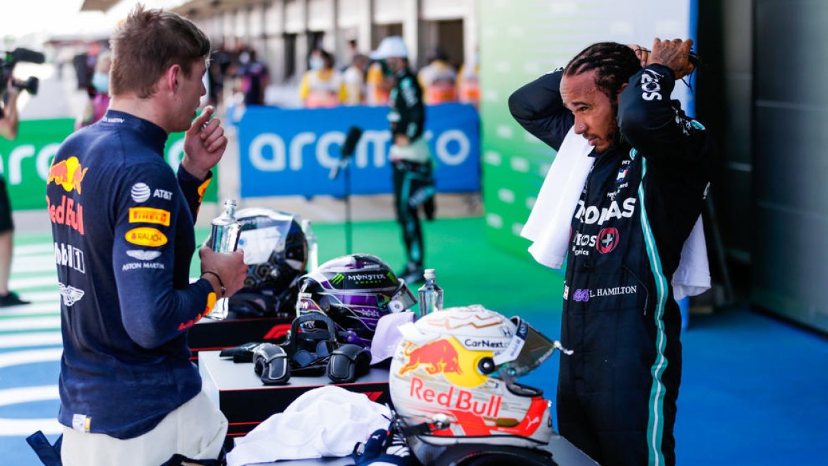 Lewis Hamilton conversa con Max Verstappen después de la sesión de calificación en Montmeló.