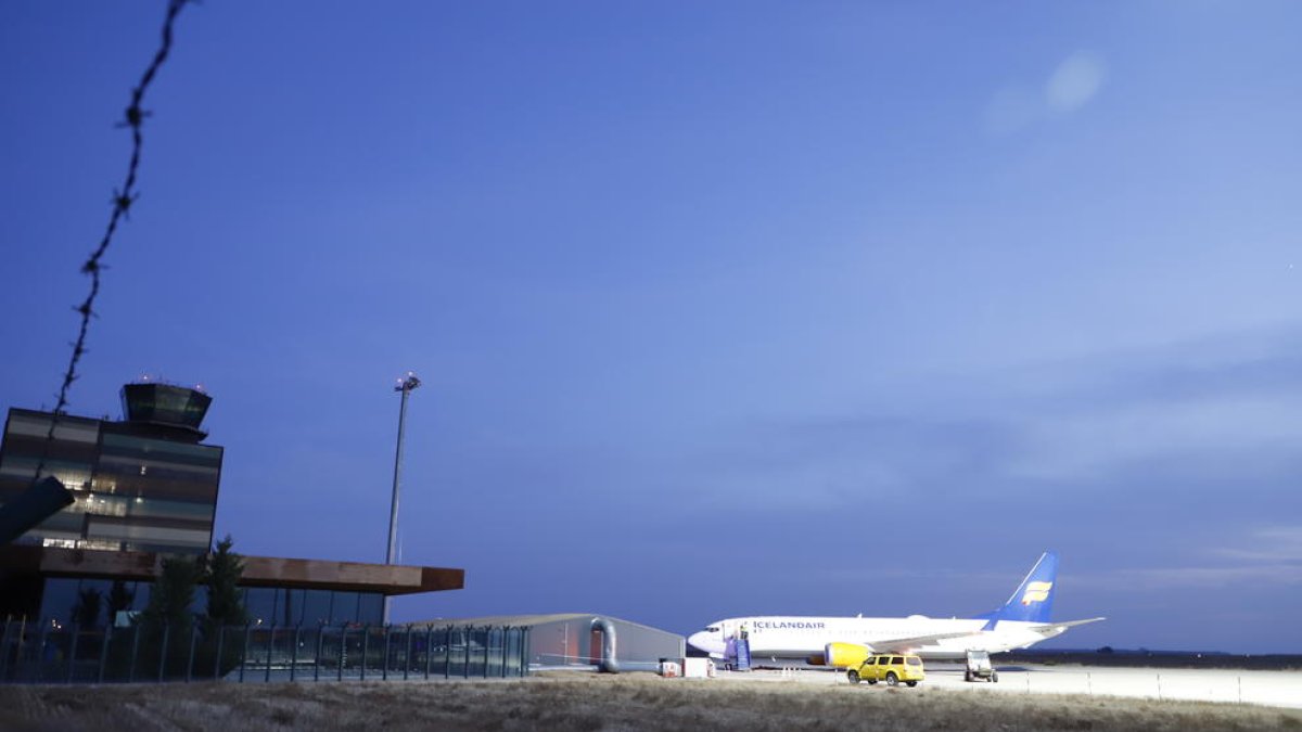 Imatge del primer dels avions d’Icelandair que va arribar ahir a l’aeroport d’Alguaire.