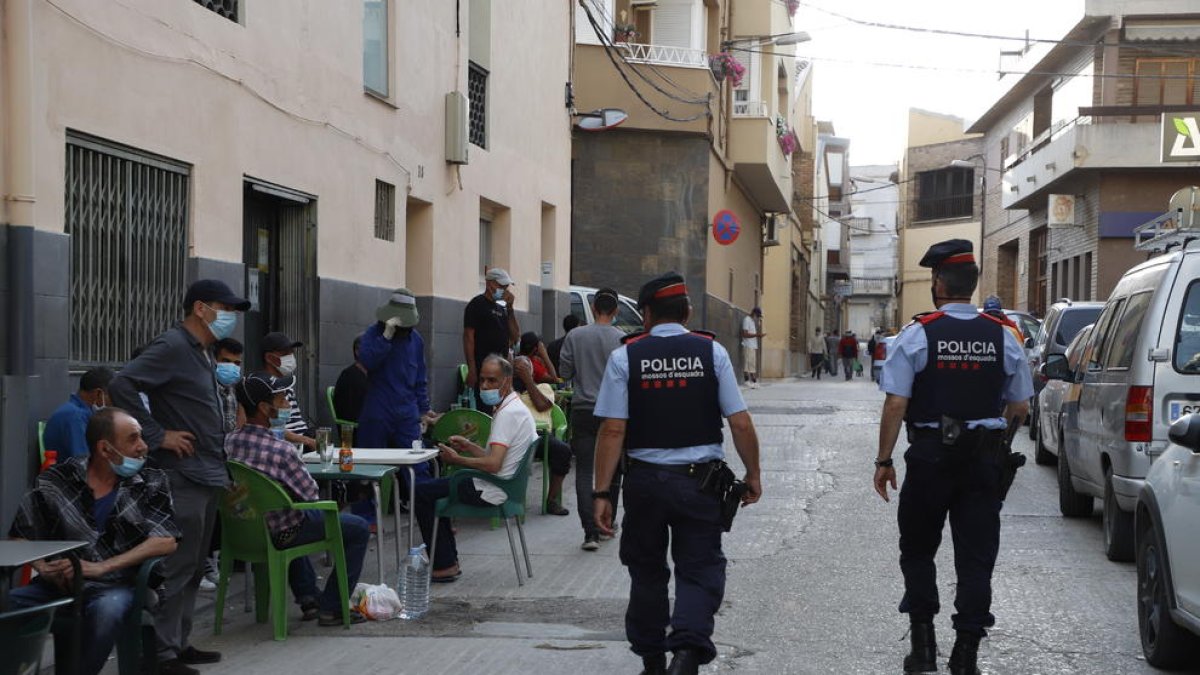 Imagen de una patrulla de agentes de los Mossos d’Esquadra ayer por la tarde en Aitona.