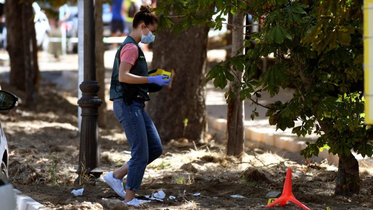 A la foto una agent de la Guàrdia Civil al lloc on va aparèixer el cadàver de la dona.