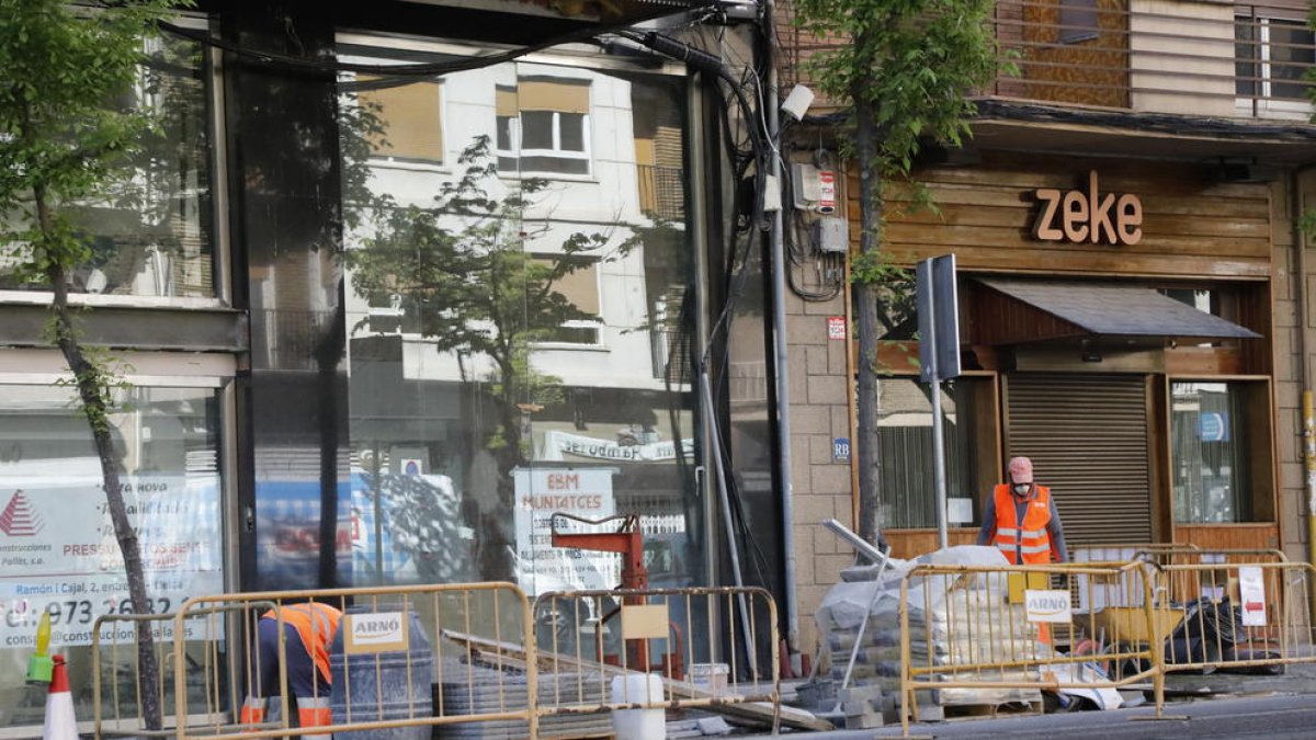 Las obras volvieron ayer a las calles de Lleida, como muestra esta imagen.