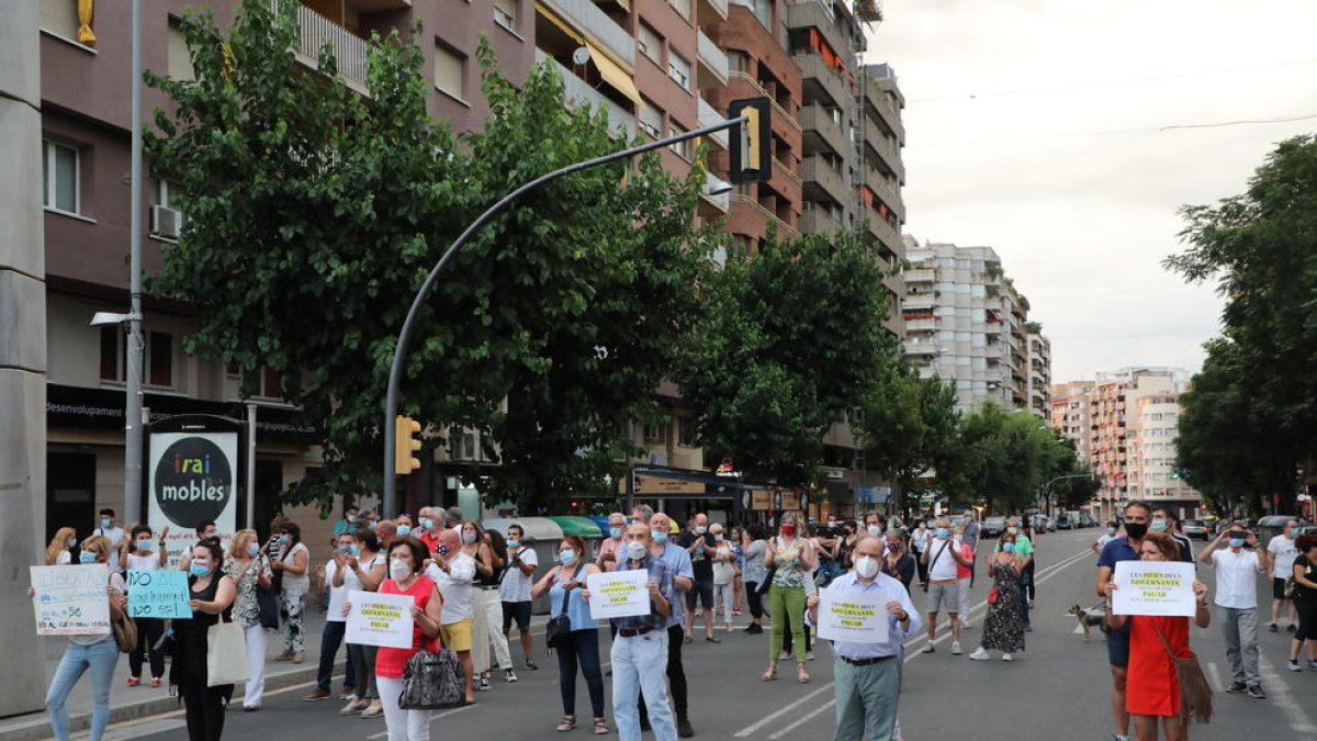 Concentració ahir a la Zona Alta contra l’ordre de confinament de la Generalitat.