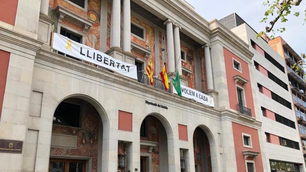 Imagen de las banderas de la Diputación a media asta en señal de luto por las víctimas del coronavirus.