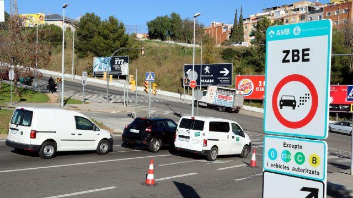 Un cartel de la zona de bajas emisiones de Barcelona.