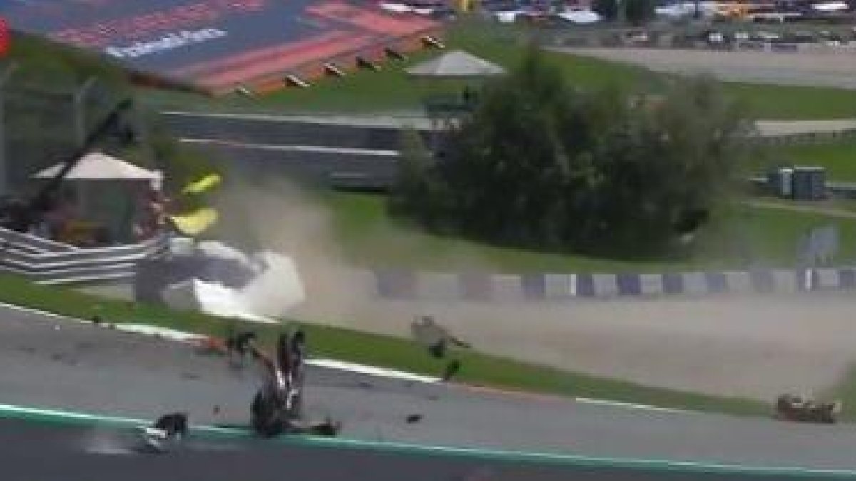 Estremidor accident a Moto GP en el qual Rossi torna a nàixer