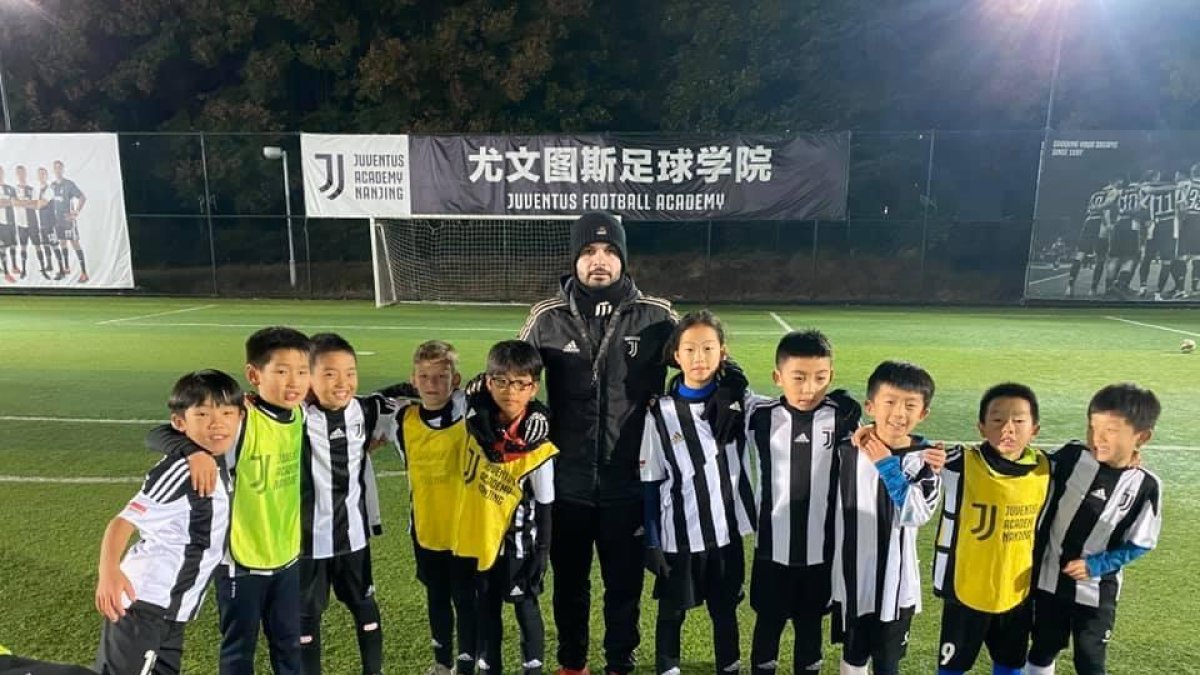 Joel Piñero, con un grupo de jugadores de la Juventus Academy de la ciudad de Nanjing, capital de la provincia de Jiangsu.