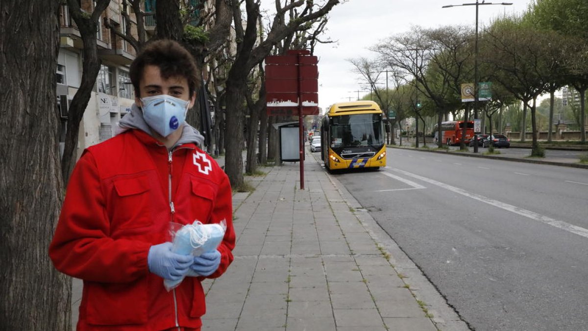 Aleix Porras, ayer cerca de la estación de autobuses donde repartió las mascarillas.