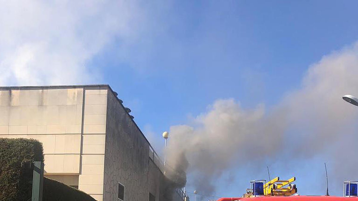 Vista del intenso humo procedente de una de las saunas. 