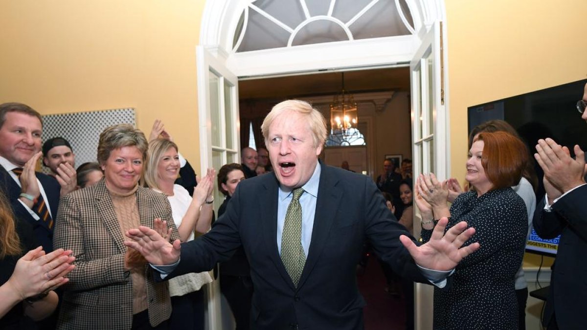 Boris Johnson rep l’aplaudiment dels col·laboradors a Downing Street.