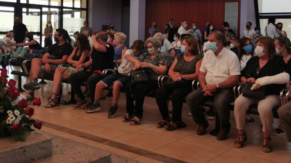 Familiars i companys de Ferran Romero van retre ahir homenatge a l’atleta al tanatori de Lleida.