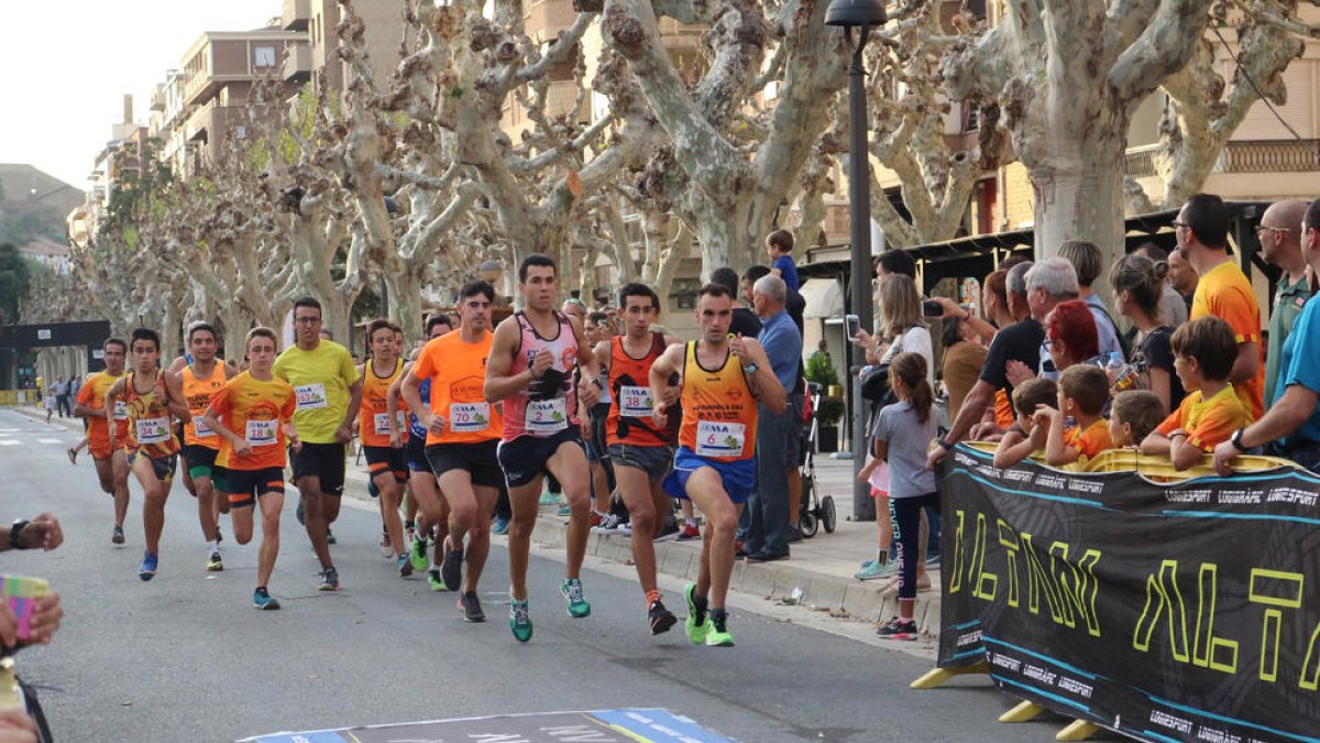 Una de las carreras que se disputaron ayer en el Passeig de l’Estació de Balaguer.