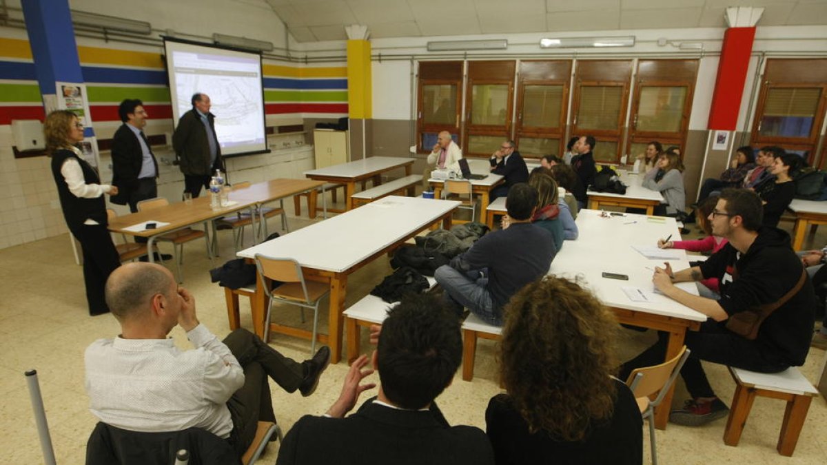 Gavín presentó ayer el proyecto a los padres de la Escola Alba.