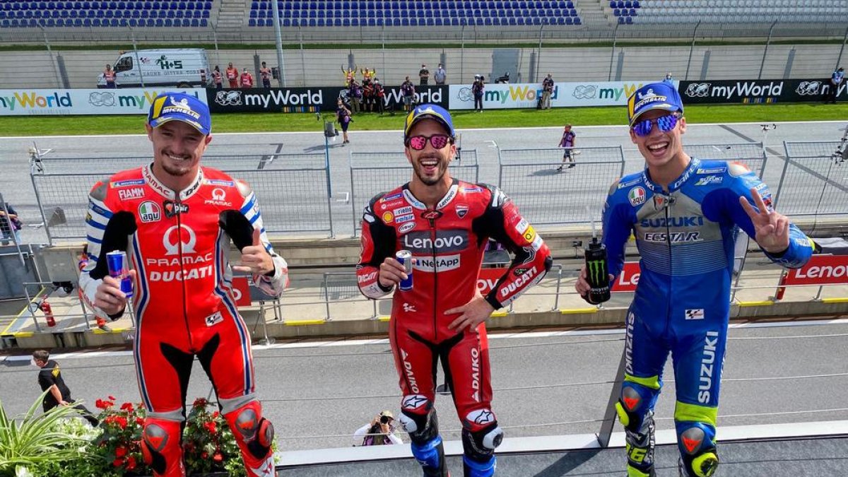 Andrea Dovizioso, flanquejat al podi de Spielberg per Jack Miller i Joan Mir.