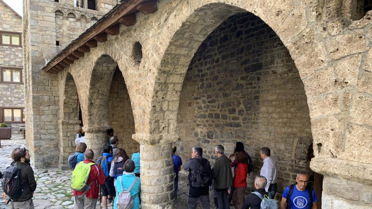 Un grup de senderistes visitant l’església d’Erill la Vall.