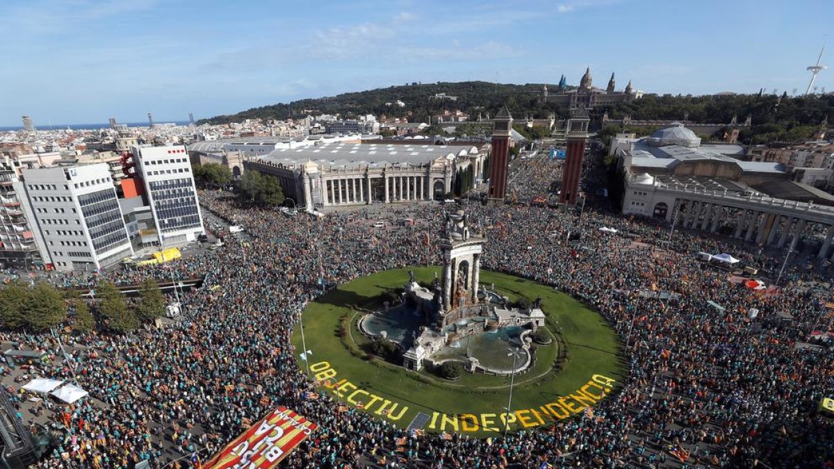 Miles de personas participaron en la concentración de Barcelona del 11-S el año pasado.