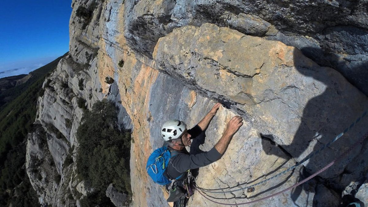 Jordi Marmolejo durante una escalada a las paredes del Montsec d’Ares.
