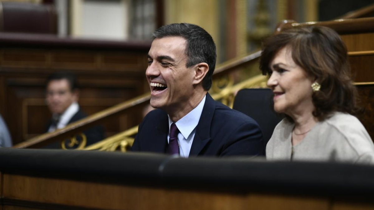 El jefe del Ejecutivo central, Pedro Sánchez, y la vicepresidenta, Carmen Calvo, ayer en el Congreso.