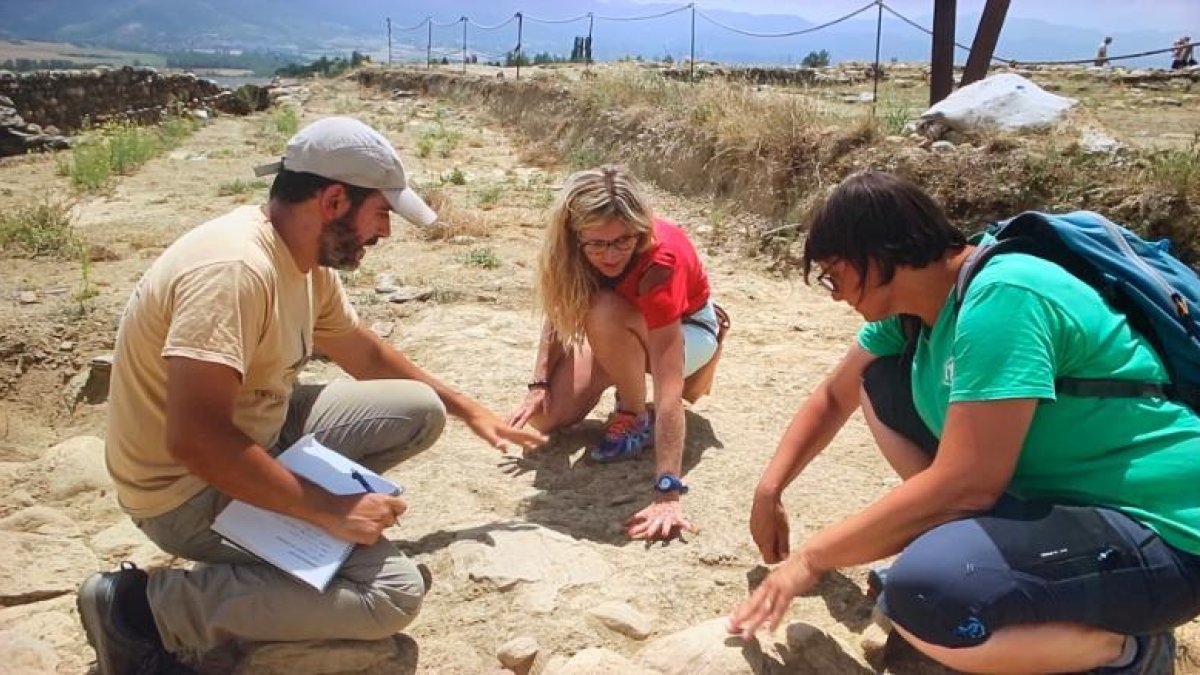 La periodista del Alt Urgell Eva Clausó comienza la temporada excavando en la Cerdanya.