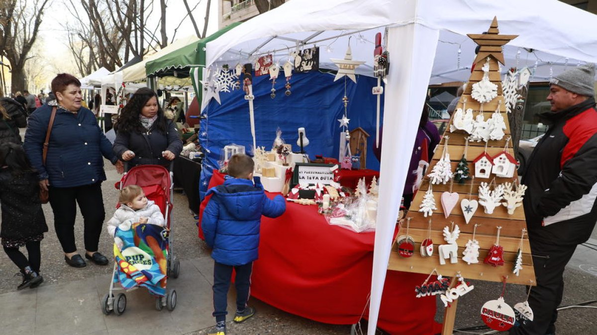 Mercat de Nadal a Doctora Castells - L’associació de veïns de Cappont va celebrar ahir la primera edició del seu mercat nadalenc, en el qual van participar una vintena de parades que ofereixen des de productes artesanals fins a alimentació i  ...