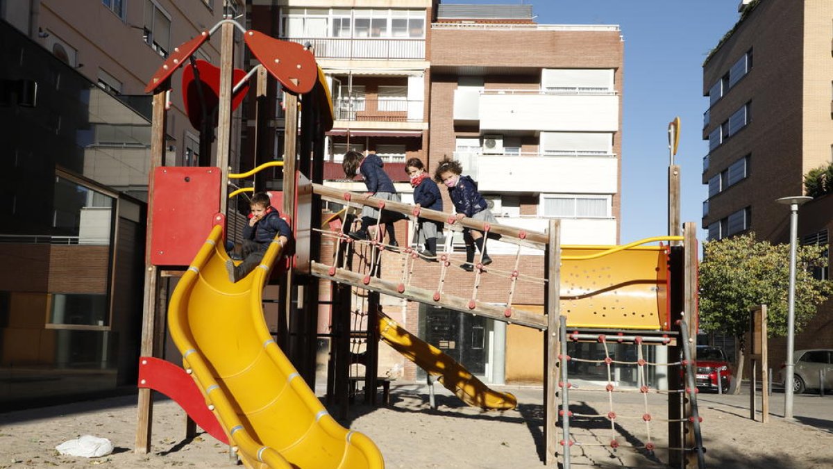 Imatge de nens jugant ahir en un parc de Lleida.