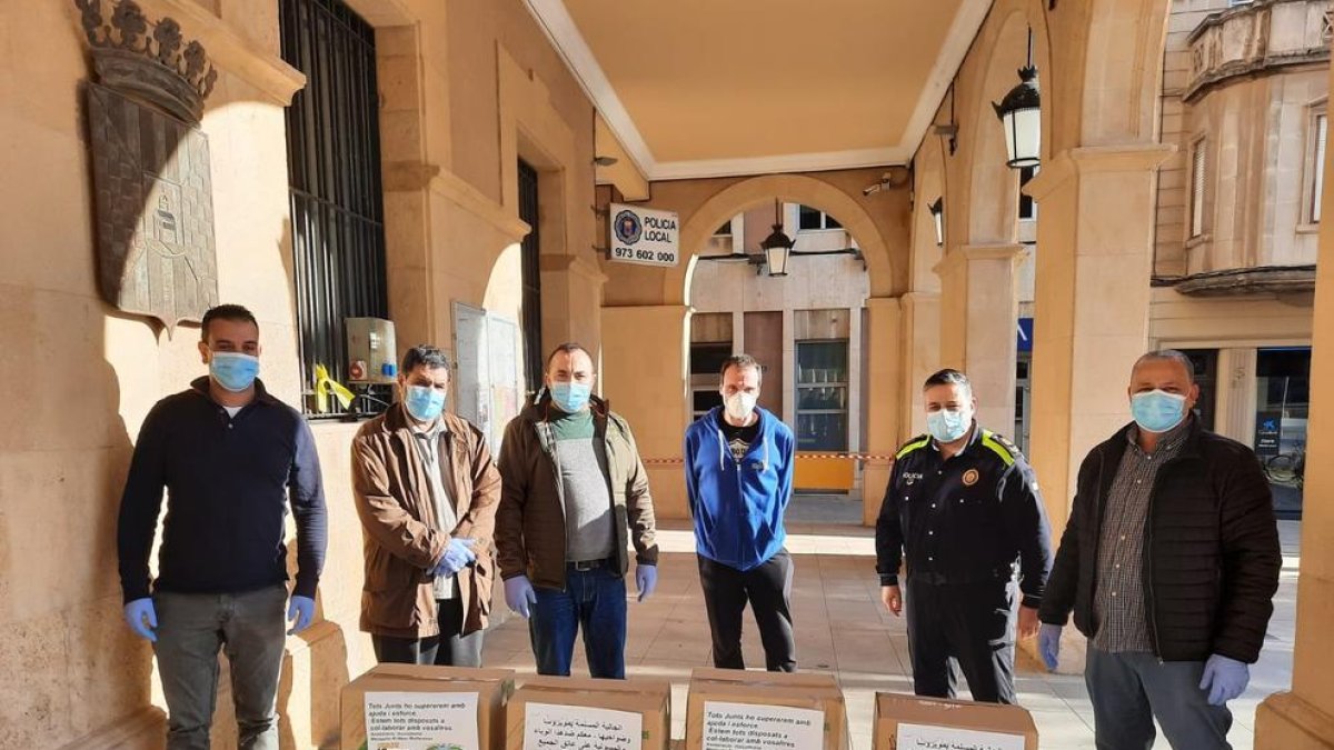 Moment de la donació de material a agents de la policia local.