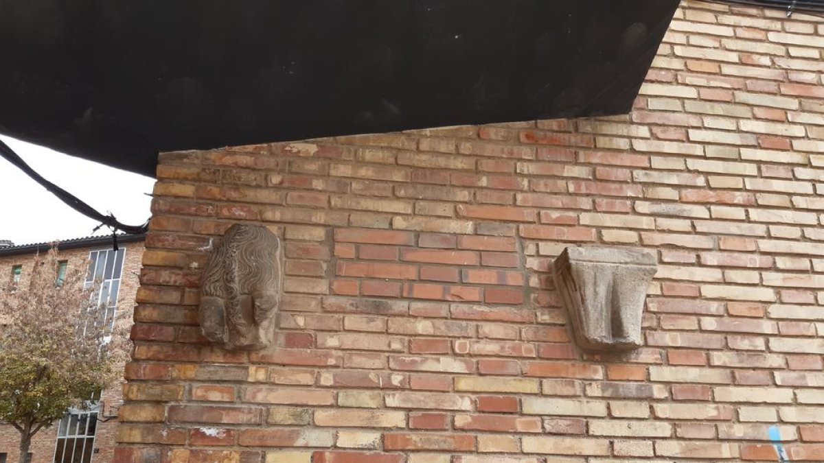 Las dos piezas, acopladas en la pared de un bloque de pisos.