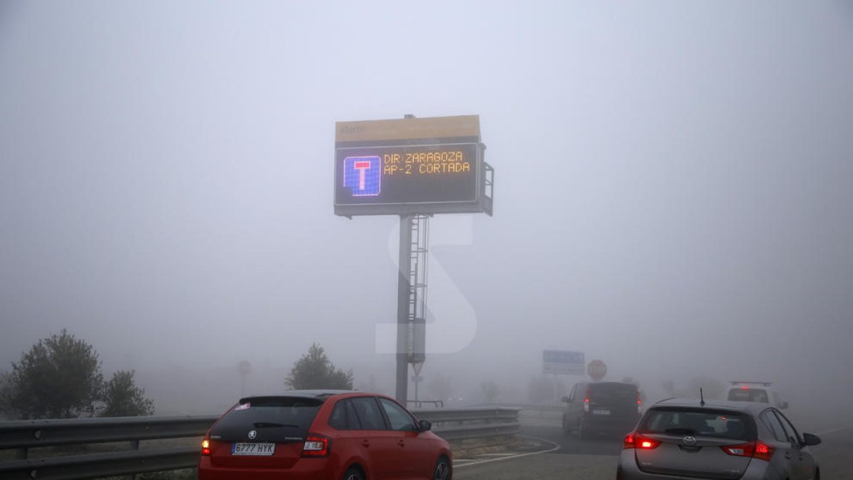 L'autopista, tallada per boira a Lleida en una imatge d'arxiu.