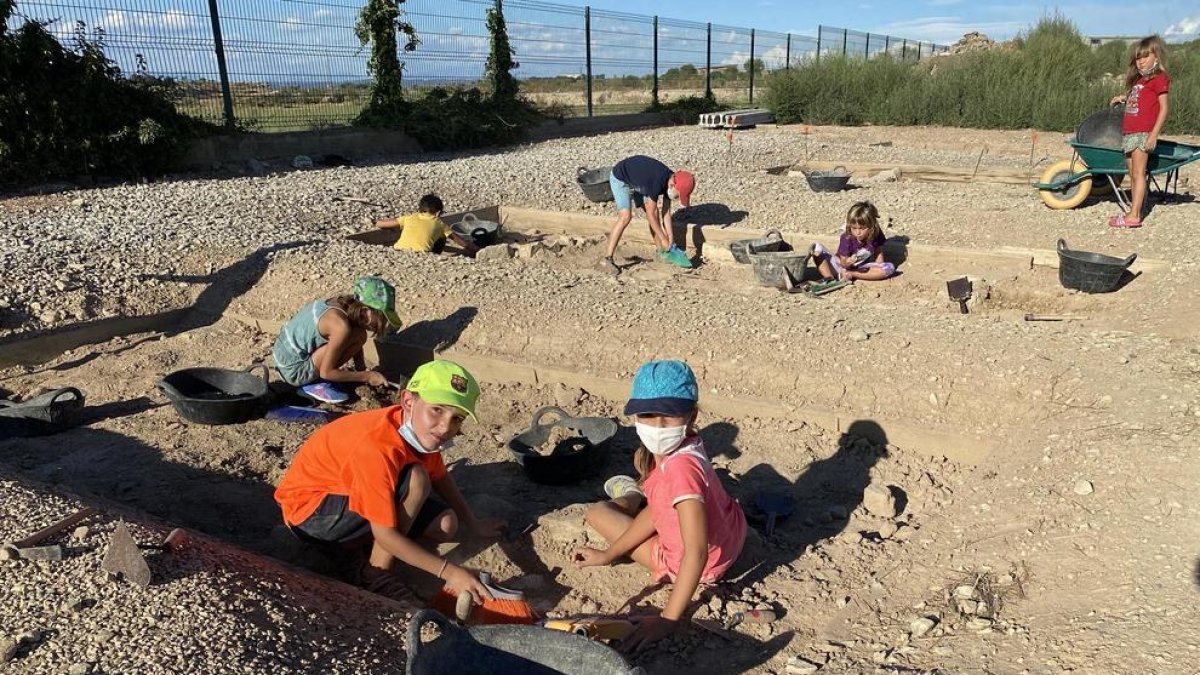 Els participants del curs, ahir en la seua primera excavació al jaciment romà de Iesso.