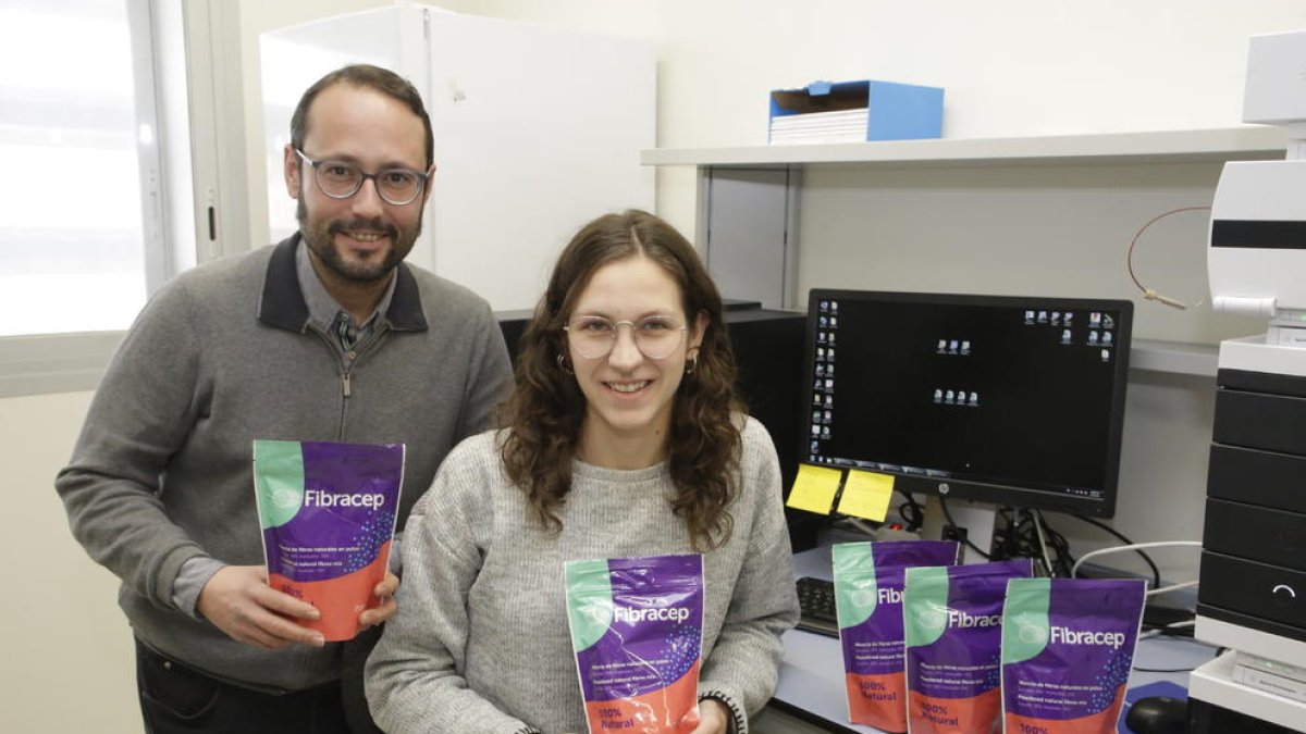 Elias Daura y una investigadora de Biomeb muestran los sobres con los que se vende la fibra.