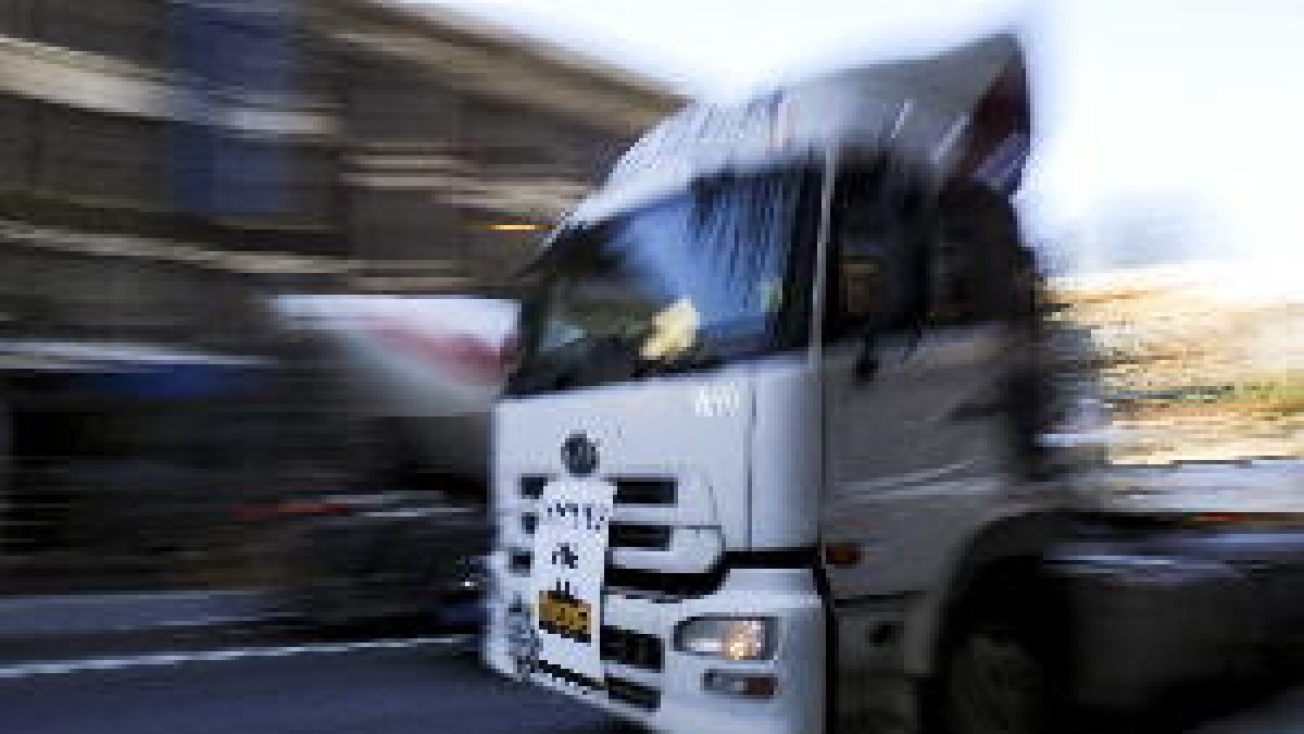 Multen un camioner per conduir mentre veia una telenovel·la a la 'tablet'