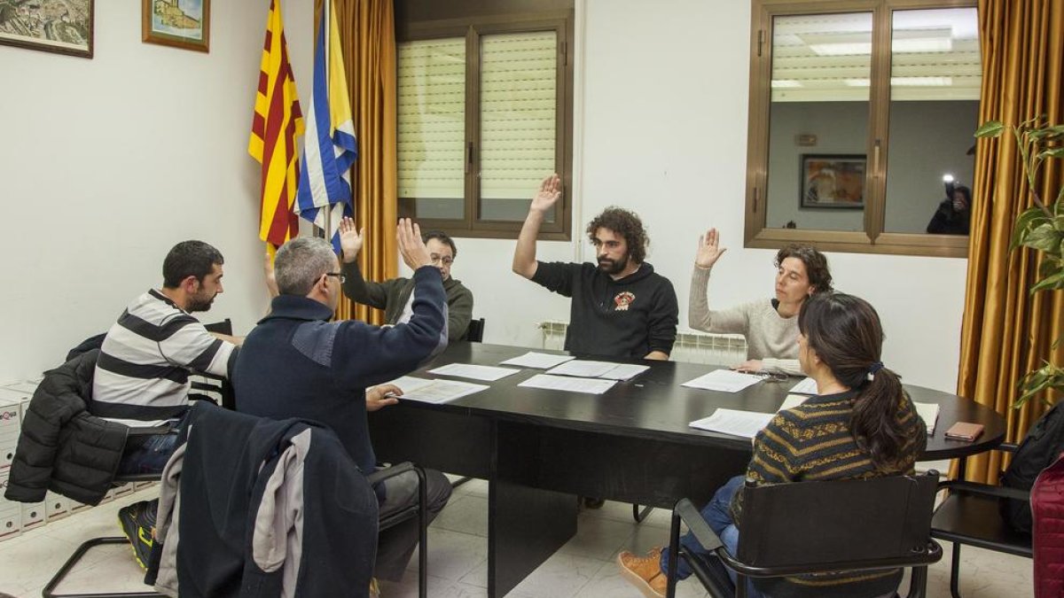 Momento de la votación de la moción ayer en el ayuntamiento de Maldà.