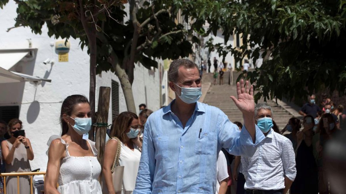 Los reyes, en Ibiza  -  Los reyes Felipe VI y Letizia viajaron ayer a Ibiza para visitar el Museo Monográfico y Necrópolis de Puig des Molins, el mismo día en que la Casa Real confirmó el paradero del rey emérito Juan Carlos I. A la salida hac ...