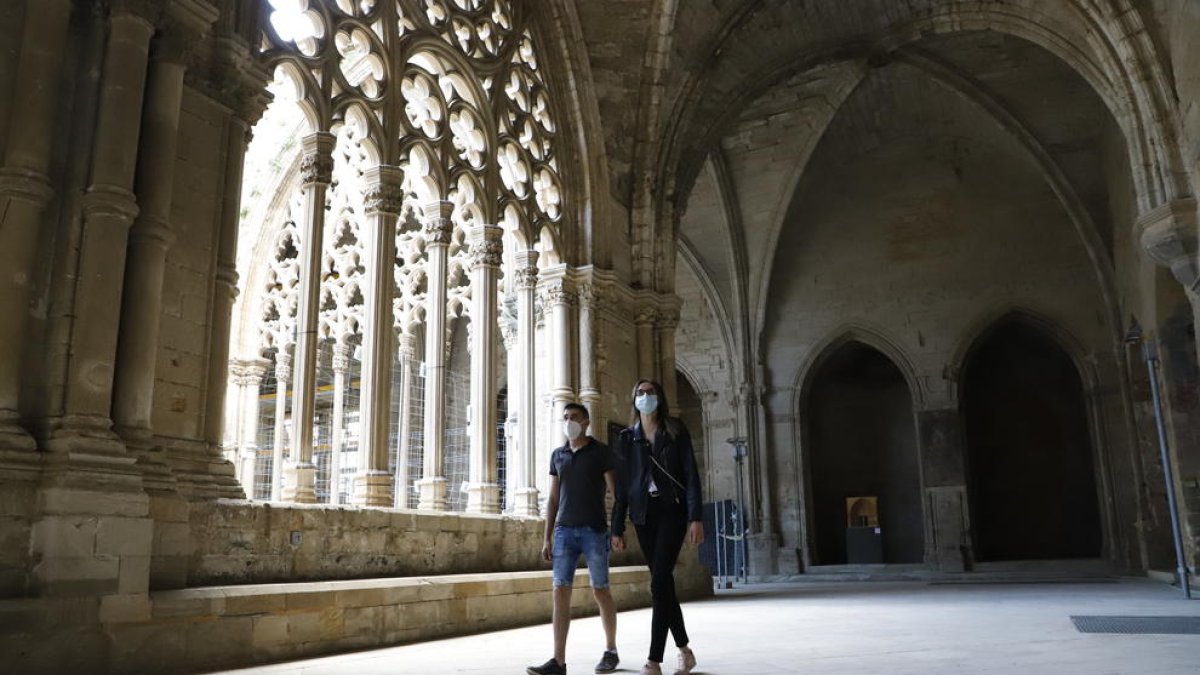 Alguns primers visitants ahir al claustre de la Seu Vella de Lleida, després de tres mesos de tancament.